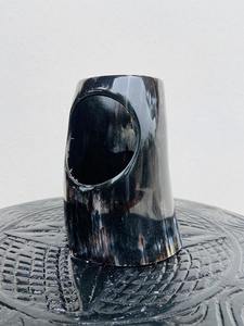 Corne à boire en corne de buffle style Viking, durable, sculptée, forme géométrique, taille personnalisée, blanc et noir, tasse de table moderne pour bar - Product Image 3