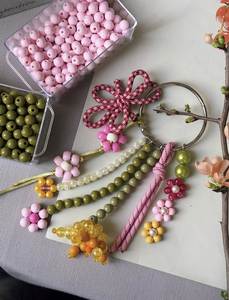 Porte-clés brodé à la main tendance avec motifs floraux et broderie détaillée au fil - Product Image 6