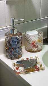 Distributeur de savon ou de lotion en résine avec fleurs séchées - Product Image 6