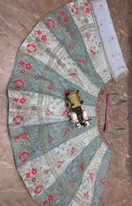 Lehenga Choli en soie tabby brodée bleu ciel avec dupatta en filet, tenue de créateur pour mariage, fiançailles, Diwali, fête de remise de diplôme pour femmes - Product Image 6