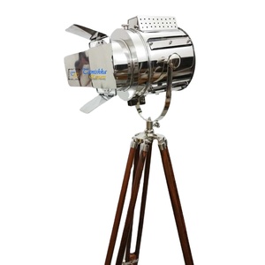 Lampadaire projecteur de studio industriel vintage finition chromée avec trépied réglable lampe sur pied en bois pour la décoration de la maison et du bureau - Product Image 5