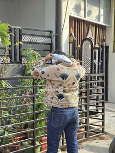 Chaqueta Bordada a Mano de Jaipur con Diseño Único de Tela en Zig Zag, Ropa Artesanal Tradicional India para Mujer - Product Image 3