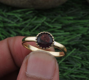 แหวนเงินแท้ 925 ประดับพลอยโกเมนแดงธรรมชาติ ชุบทอง ดีไซน์คลาสสิก หินประจำเดือนมกราคม ของขวัญวันครบรอบสำหรับผู้หญิง - Product Image 1