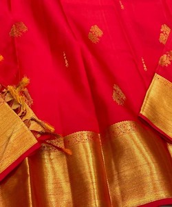 Sari de Seda Rojo con Borde Dorado, Traje Tradicional Indio para Bodas, para Mujer - Product Image 2