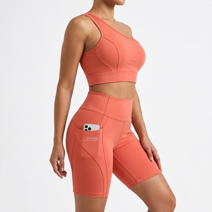 Conjunto de yoga de dos piezas para mujer, color coral, con top de un solo hombro y shorts de ciclista de cintura alta con bolsillos, ropa deportiva para fitness, gimnasio y entrenamiento. - Product Image 3