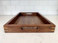 Plateau de service carré en bois d'acacia fait main avec poignées |   Lave-vaisselle classique, résistant et compatible avec le lave-vaisselle |   Table basse, décoration de cuisine, plateau ottoman