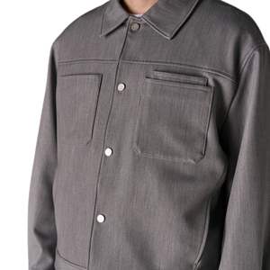 Chaqueta Entallada con Bolsillo de Parche para Hombre en Gris con Diseño Moderno y Tela de Alta Calidad, Detalles Elegantes con Botones - Product Image 5