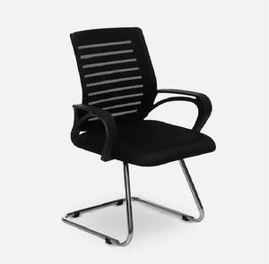 Elegante Silla de visitante de cuero negro con marco de metal cromado, asiento acolchado y reposabrazos para áreas de espera de oficina - Product Image 1