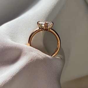 Anillo Solitario de Diamante Cultivado en Laboratorio de 2.01CT VS1 con Corte Asscher, Certificado IGI, Oro Amarillo de 14K, Regalo Premium para Compromiso o Fiesta para Enamorados - Product Image 4