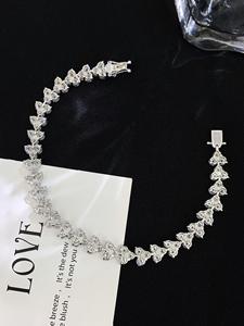 Bracelet chaîne tennis en or 18 carats avec diamants de laboratoire en forme de cœur - Product Image 3