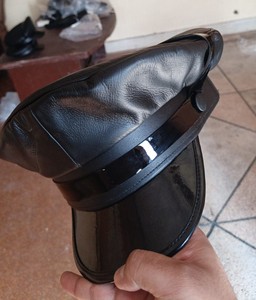 Chapeau de capitaine en cuir véritable noir HMB-901I avec chaîne décorative pour unisexe, idéal pour les fêtes, toutes saisons - Product Image 4