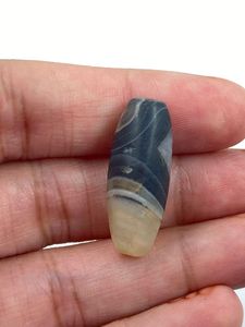 Agate naturelle de forme cylindrique longue, pierre précieuse de joaillerie fine, couleur noire imprimée, 20,12 carats, fournisseur indien R.K. GEMS JEWELLER - Product Image 4
