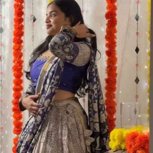 Conjunto de Lehenga Choli con estampado Kalamkari de estilo tradicional y diseño llamativo, ideal para fiestas, celebraciones y bodas. - Product Image 1