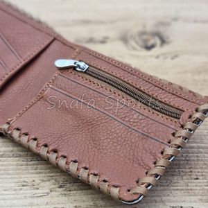 Cartera Bifold de Cuero Vacuno Genuino Rojo Hecha a Mano con Logotipo, Cartera Corta con Función RFID y Decoración en Relieve - Product Image 3