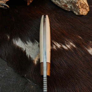 Couteau de chasse artisanal en acier Damas avec manche en os et en bois, étui en cuir |   Couteau à lame fixe personnalisé en gros - Product Image 4