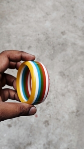 Brazalete de resina hecho a mano con rayas multicolores, forma redonda, joyería artesanal para mujeres y niñas - Product Image 1