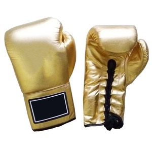Gants d'entraînement de kickboxing en cuir de vachette respirant et durable, anti-humidité, antidérapants, avec logo personnalisé, lacets or et blanc pour la boxe - Product Image 1