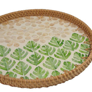 Plateau de service rond artisanal en rotin avec motif vert et incrustation de nacre, plateau de présentation de table tissé à la main, décoration bohème côtière - Product Image 4