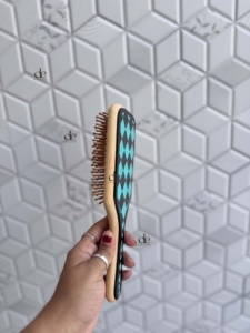Brosse à cheveux en bois et cuir faite à la main au design unique, avec motif à carreaux noir et turquoise, design minimaliste - Product Image 2