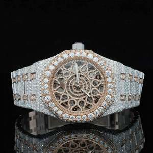 Reloj de Diseño Antiguo con Movimiento de Cuarzo en Tono Dorado, Cristal de Moissanita de 41 mm, Números Arábigos, Manecillas con Indicadores, Totalmente Cubierto de Piedras Preciosas, Acero Inoxidable - Product Image 5