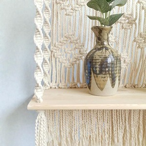 Étagère murale en macramé et bois pour une décoration intérieure élégante, chambre, salon et solution de rangement et d'exposition bohème. - Product Image 5