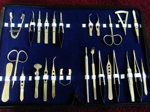 Juego de 26 Instrumentos Quirúrgicos Oftálmicos Básicos de Grado Quirúrgico para Microcirugía Ocular - Product Image 1