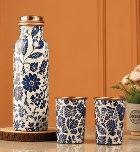 Bouteille d'eau artisanale en cuivre pur à imprimé floral bleu avec 2 gobelets assortis, ensemble cadeau de vaisselle ayurvédique, bouteille en cuivre - Product Image 1