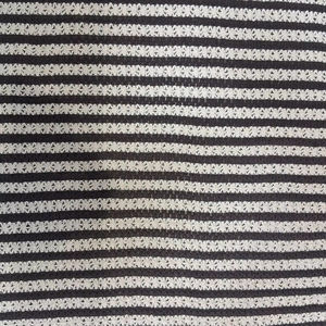 Tela de encaje de ganchillo peinado a rayas en marrón oscuro y beige, transpirable y ligera, ideal para vestidos de mujer y niña. - Product Image 1