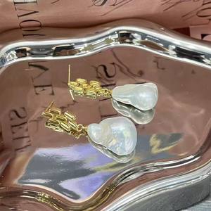 ต่างหูมุกน้ำจืดสไตล์อีดิสัน บาโรก แบบห้อย ดีไซน์หรูหรา ทำจากเงินแท้ โดดเด่นด้วยเอกลักษณ์เฉพาะตัว - Product Image 1