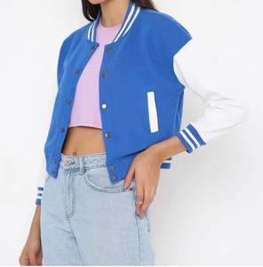 Chaqueta universitaria para mujer con estilo clásico tipo letterman, tela suave y diseño con broches frontales, ideal para moda urbana y uso diario. - Product Image 6