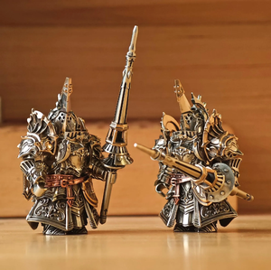 Estatua de caballero arrodillado con acabado en oro antiguo, apoyada en una rodilla con una espada larga sobre una base escalonada, a precios de mayorista. - Product Image 6
