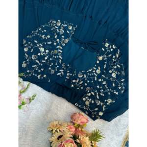 Vestido de Fiesta Hecho a Mano con Bordado, Cuello Halter, Cintura Imperio y Dupatta de Chifón - Moda Valam - Product Image 6