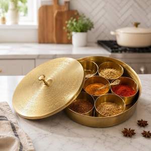 Boîte à épices en fer avec couvercle gravé floral, récipient traditionnel pour masala, herbes et assaisonnements de cuisine, qualité alimentaire, compatible lave-vaisselle - Product Image 1