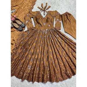 Conjunto de Traje de Fiesta para Mujer de Diseñador, Vestido Bordado y Dupatta con Trabajo de Lentejuelas - Product Image 6