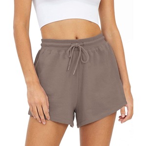 Shorts de sport taille haute pour femmes en tissu polaire respirant avec logo personnalisé – Nouvelles couleurs estivales tendance - Product Image 1