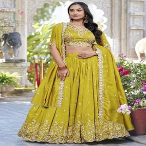 Conjunto de Lehenga Choli VASTRA COTTAGE en color mostaza, semicosturado, con blusa bordada con hilo Zari y dupatta con lentejuelas. - Product Image 1