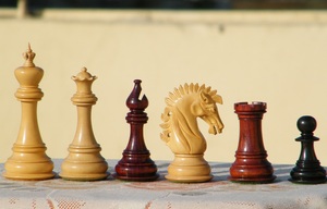 Juego de Mesa y Piezas de Ajedrez de Madera Hechas a Mano con Acabado Natural y Oscuro, Duraderas para Uso en Exteriores - Product Image 4