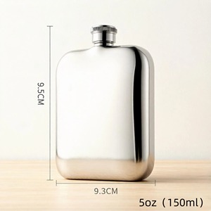 Gourde simple en métal argenté, idéale pour une utilisation en extérieur, pour le camping et les voyages, ou solution compacte et élégante pour transporter les boissons. - Product Image 3