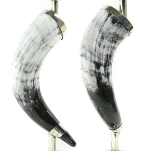 ชุดเชิงเทียนรูปทรงเขาวัวขนาดใหญ่ 2 ชิ้น ทำด้วยโลหะขัดเงา งานแฮนด์เมด สำหรับงานแต่งงานและโอกาสพิเศษ - Product Image 1