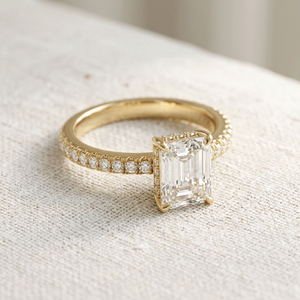 Anillo de Compromiso de Lujo con Diamante Corte Esmeralda en Oro de 18K, Anillo de Boda con Halo y Engaste de Garras Chapado en Oro de 18K para Mujer - Product Image 4