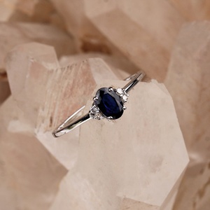 Vente en gros de bagues en argent sterling 925 massif avec saphir bleu ovale naturel, bijoux fins, Memoria Jewels - Product Image 4