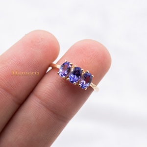 Vente en gros d'anneaux minimalistes à trois pierres en or jaune 14 carats avec tanzanite ovale naturelle, bijoux Memoria - Product Image 2