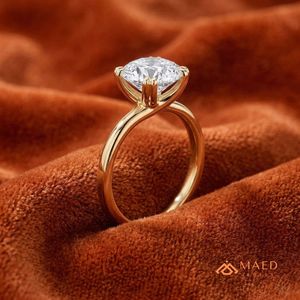 แหวนหมั้นผู้หญิงทรงรีประดับมอสซาไนต์ชุบทองคำขาวจาก Maed Jewels พร้อมตัวเรือนแบบหนามเตย สไตล์หรูหราแบบนิวยอร์ก เหมาะสำหรับเป็นของขวัญ - Product Image 2