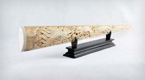 Listo para la venta: Adorno artesanal de marfil con talla de dragón y forma de pico de pez espada, hecho a mano, para exhibición en sala de estar u oficina. - Product Image 4