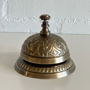 Campana de escritorio de latón de presión suave con sonido fuerte para mostrador de recepción de hotel, mesa de restaurante, escritorio de oficina y uso de servicio - Product Image 1
