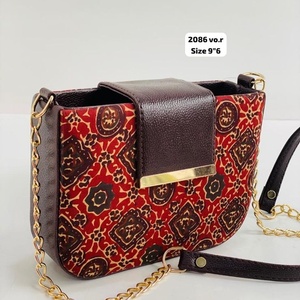 Bolso Bandolera Mini con Estampado Ajrakh Crimson Heritage, Correa de Cadena Dorada, Bolso Cruzado de Tela Hecho a Mano, para Uso Diario, Moderno y Suave para Mujer - Product Image 1