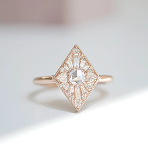 Bague en or jaune 14 carats en forme de cerf-volant, style Art Déco, avec diamant de laboratoire - Product Image 4