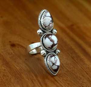 Anillo Artesanal de Plata de Ley 925 al por Mayor con Diseño del Suroeste - 3 Piedras Naturales de Turquesa Búfalo Blanca / Caballo Salvaje Mag - Product Image 1