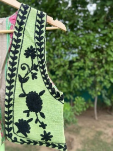 Chaleco Corto de Punto para Mujer, Hecho a Mano, con Bordado TNT |   Chaqueta sin mangas con bordado floral |   Chaleco Étnico Artesanal - Product Image 3