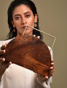 Pochette de créateur en bois de qualité supérieure avec chaînes de perles, fleurs, sangles et fermoir magnétique pour les amateurs de mode éco-responsable - Product Image 2